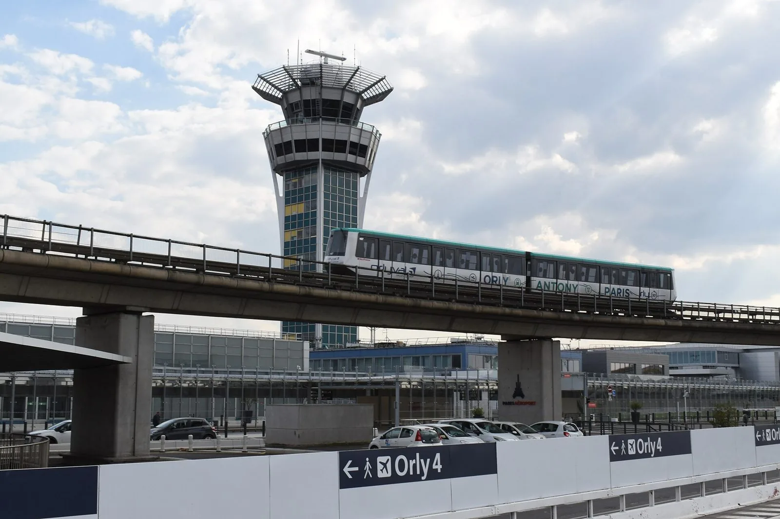 Il treno automatico Orlyval sul viadotto davanti alla torre di controllo dell'aeroporto di Orly