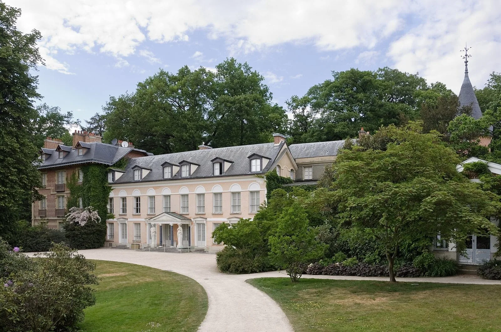 La Maison de Chateaubriand alla Vallée-aux-Loups con il portico a cariatidi e il parco alberato