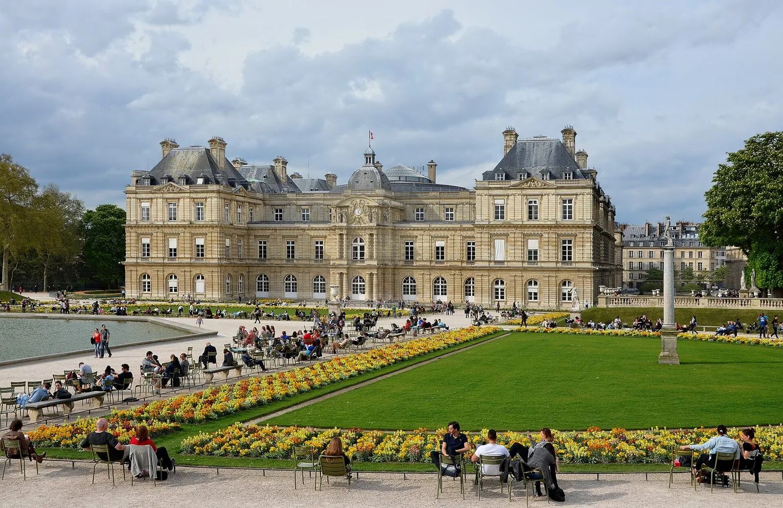 La facciata del Palais du Luxembourg, sede del Senato francese, vista dal giardino con le aiuole fiorite e il grande prato