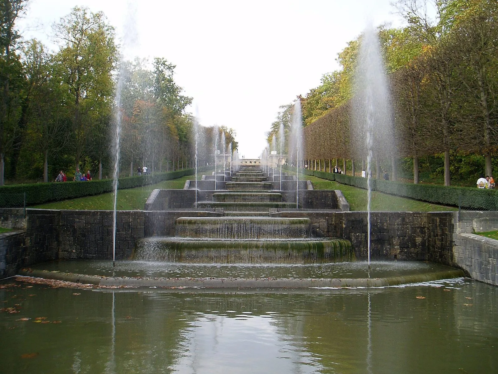Le Grandes Cascades del Parc de Sceaux: gradoni d'acqua e zampilli tra due filari di alberi potati