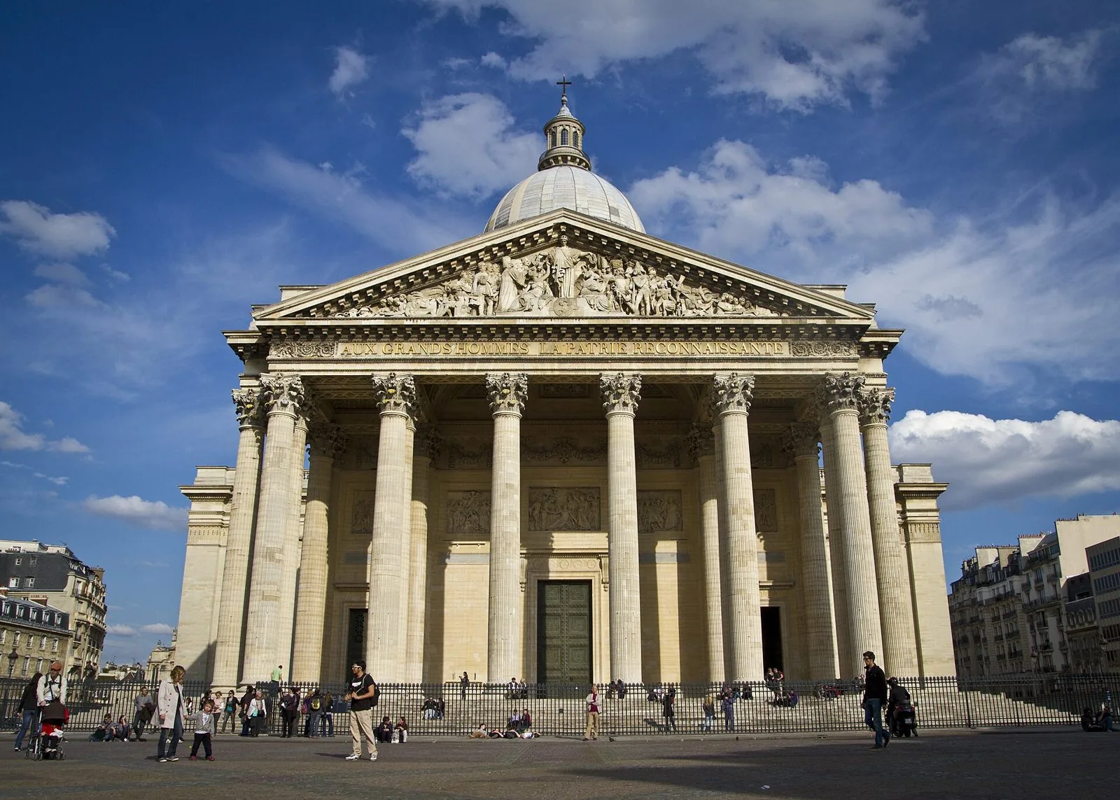 La facciata del Panthéon di Parigi con il colonnato corinzio, il frontone scolpito e la cupola sotto un cielo azzurro